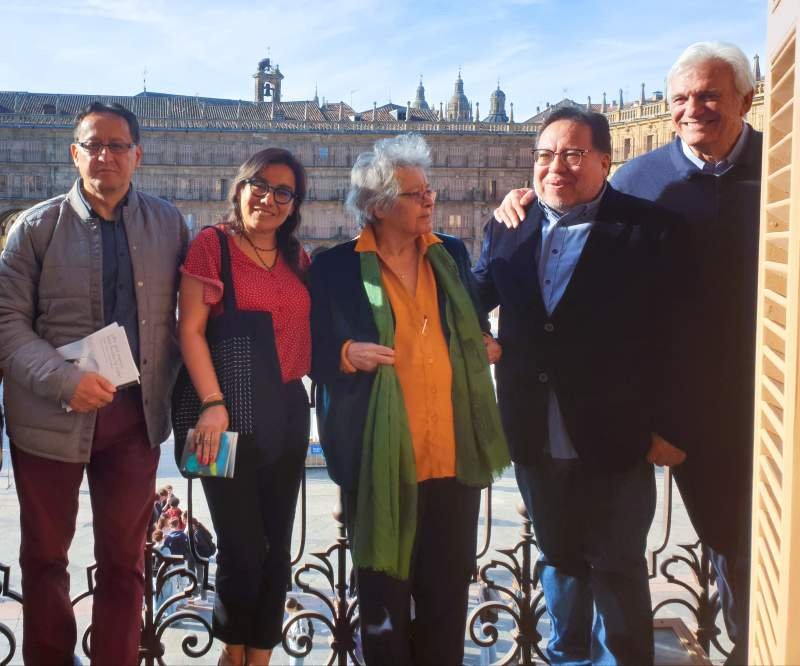 En el XXVIII Encuentro de Poetas Iberoamericanos en Salamanca (octubre, 2025). De izq. a derecha: Javier Claure, Verónica Delgadillo, Norah Zapata-Prill, Gabriel Chávez y Rafael Soler.